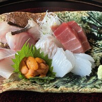 阿寓 - 【お造り】左から時計回りで縞鯵・伊佐木・鮃・鮪・障泥烏賊（あおりいか）。