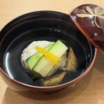 横浜紅葉坂日本酒 ふじひら - 【お椀】メギスつみれのお椀。メギスとは、石川県・新潟県・愛知県の深い海に生息し、鮮度が落ちるのが早いため広く出回らない珍しい魚の一つです。