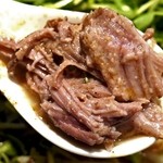 神名備 - やわらかくほぐされたチャーシュー。
      繊維質のお肉はホロホロで口の中で溶ける。