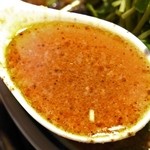 神名備 - 豚骨、鶏ガラの動物系と、昆布、鰹節、鯖節、煮干などの魚介系スープに、ごまのペーストが溶かされ、自家製辣油、酢、花椒など数種類の香辛料が入ったスープ。