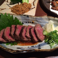 寅八商店 心斎橋店 - 牛肉のタタキ