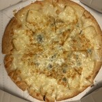 ピザクック - 料理写真:6種のフォルマッジ、お持ち帰りでしたので２枚目は無料でした。  添えられたハチミツと一緒にいただきました。