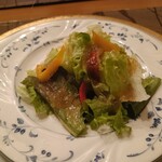 ボンファム - サラダ。ドレッシングは自家製でしょうか