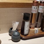 とんかつ憲進 - カウンターの調味料たち