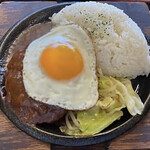 カフェレスト Fu - ハンバーグ目玉焼きプレート。ハンバーグにはコクのあるデミグラスソースがたっぷりかかっており、食欲がそそられる味わい！間違いのない美味しさです。