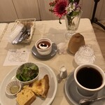 Couleur - キッシュ（2種から一種選択）、コーンブレッド、ミニサラダに今回はデザートサービス（ハイビスカスのゼリーがありました