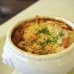 キャンティ・コモ - 料理写真:・オニオングラタンスープ 750円/税込