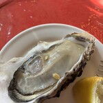 グリル・エス - 生牡蠣あります、と入り口に張り紙があったので、二個注文。一個700円とか。とっても美味しかったです。いいアペタイザーになりました。