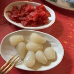 グリル・エス - オムライスについてきたらっきょうと福神漬け。