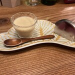 かど食堂 炭の上の向う側 - お通しの、のどぐろ出汁の茶碗蒸しと押し寿司