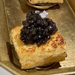 Takumi - 温製のキャビアとエシャロット