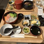 魚とごはん 黒座椿亭 - サーモンとアボカドしらす丼ご膳（1,980円）