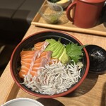 魚とごはん 黒座椿亭 - サーモンとアボカドしらす丼