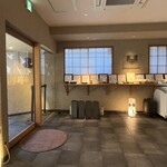 鴨と醸し 鼓道 - 店内待合とフロアー