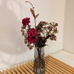 UNI COFFEE ROASTERY - 流石に横浜・元町で、店内にも花が飾られています。
