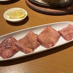 炭火焼肉ホルモン まるは - 