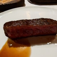 Hirovanna - 酸味爽やかな鴨から引かれたソース
                    知多牛響の赤肉の旨味感
                    表皮が炭火焼きでコンガリと焦がした肉の旨味感
                    
                    何となく、少し知多牛の味わいに
                    違和感があるけれど美味しい