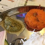 インド料理 パリワル - 香りがサイコーなダニヤコチョップ(左)と、アルチョップ(ネパール風じゃがいもコロッケ)