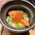 炉端ともつ煮 炎 - サーモンはらすといくらの土鍋ご飯。食べきれない場合は快くお持ち帰り用にしてくれます