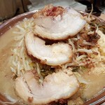 豚山 環2下永谷店 - このチャーシューのカケラみたいなやつは流石に無いわー、と思った。