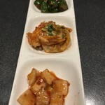 焼肉 神宮 - キムチ盛り合わせ