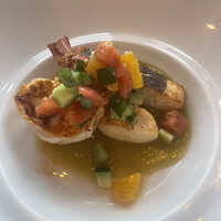 アンティカ オステリア デル ポンテ - 魚介のソテー。エビもプリプリで、魚の火加減もよく　トマトのピューレとよくあっていた