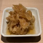 鮨 一二郎 - 蕪の皮と大根の赤酢漬け