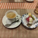 びーふ亭 - 食後のコーヒーとデザートのラズベリーソルベ。