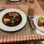 びーふ亭 - メインのビーフシチューとガーリックバゲット