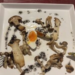 FUKUTEI - ～香りの小さなサラダ〜
      半熟卵と秋きのこのソテー トリュフの香り
      卵を割ると、黄身と香りが溶け合う、最初の一皿。