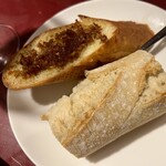 FUKUTEI - 焼きたてのフランスパン（フランス産バケット ルヴィノワーズ）、上はFUKUTEI 特製ガーリックトースト　