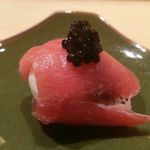 寿しの吉乃 - 鶉の卵にとろを巻きキャビアを乗せて