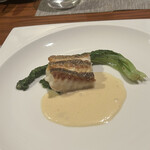 ポルト ボヌール - お魚は､皮の焼き目が香ばしいスズキ