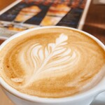 100本のスプーン - こちら、ラテがとてもおいしい。温度と、泡が細かくて滑らかなフォームも。