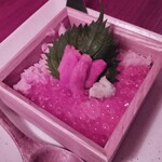 삿포로 야스케 사쿠라기초점 - 게살, 연어알, 성게가 들어간 상자 초밥 1738엔(세금 포함), 아래는 내세금 표기입니다.