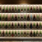 삿포로 야스케 사쿠라기초점 - 가게 입구에는 일본 술의 빈 병들이 쭉 늘어서 있었습니다. 명주들로 가득 차 있었습니다.