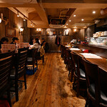 パスタバル MiKiYA's - お子様連れでもゆったり座れるソファ席もあります