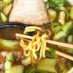 中華さと - 加水の中太麺はあっさりめのスープがそう絡んでこない。レンゲの上でミニラーメン作って食べるのが良いかな