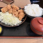 とんかつ 肉料理 麻釉 - ふたごぼし様の唐揚げ定食。唐揚げのでかさかと数の多さに驚愕