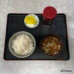 五番軒 - 漬物に専用ソースにごはんに味噌汁