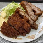 五番軒 - 肉と衣の結着具合は緩め