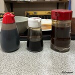 五番軒 - 専用ソース､ソイソース､ウスターソースを使い分け