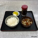 五番軒 - 漬物に専用ソースにごはんに味噌汁