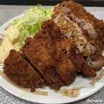 五番軒 - とんかつ専用ソースを掛けて