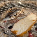 七輪大衆酒場 けむり - お通し(玉ねぎ天･ママカリ一夜干し)