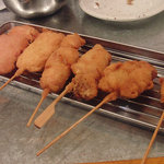 Kangeki Sakaba Doramu - 串揚げ（左から ショウガ・イカ・鶏もも・豚・牛・チーズ）