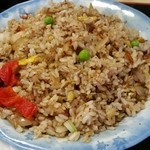 住吉食堂 - 焼きめしの具は玉子、玉ねぎ、人参、グリンピース　大盛りでもボリュームはそれほどでもありません。