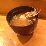 鮨処 膳 - 味噌汁は渡り蟹小１／２　カニの出汁出ています