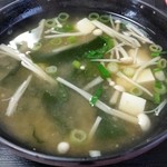 住吉食堂 - 味噌汁の具はわかめ、豆腐、えのき茸、青ねぎ、里芋