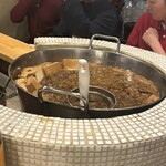 食堂うめぼし - 入口にある大鍋で肉豆腐を煮込んでます